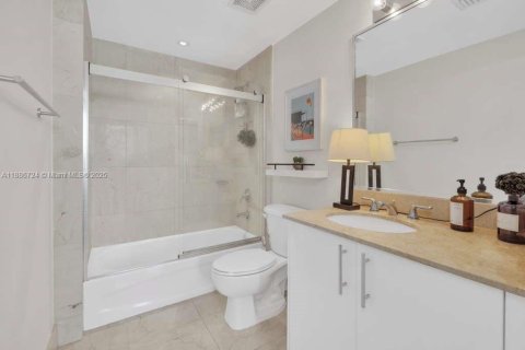 Condo in Miami, Florida, 1 bedroom  № 1932843 - photo 13