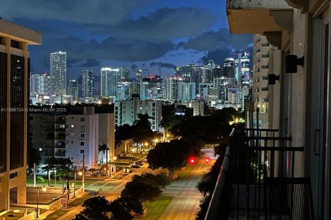 Condo in Miami, Florida, 1 bedroom  № 1932843 - photo 21