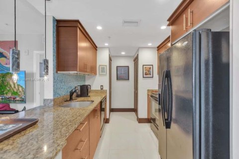 Condo in Miami, Florida, 1 bedroom  № 1932843 - photo 10