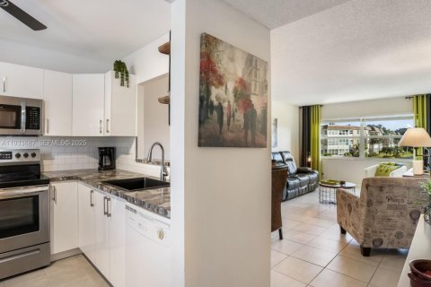 Condo in Lauderdale Lakes, Florida, 1 bedroom  № 1991952 - photo 4