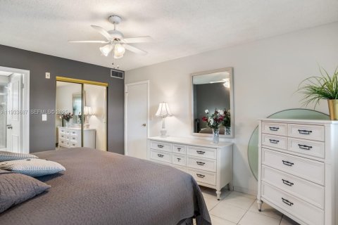 Condo in Lauderdale Lakes, Florida, 1 bedroom  № 1991952 - photo 11