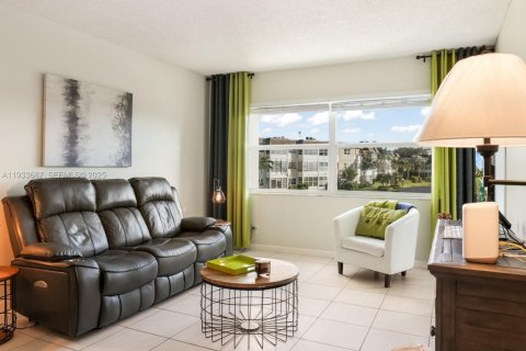 Condo in Lauderdale Lakes, Florida, 1 bedroom  № 1991952 - photo 7