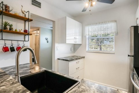 Condo in Lauderdale Lakes, Florida, 1 bedroom  № 1991952 - photo 3