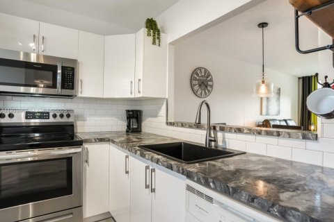 Condo in Lauderdale Lakes, Florida, 1 bedroom  № 1991952 - photo 1