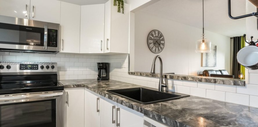 Condo in Lauderdale Lakes, Florida, 1 bedroom  № 1991952