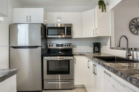 Condo in Lauderdale Lakes, Florida, 1 bedroom  № 1991952 - photo 2