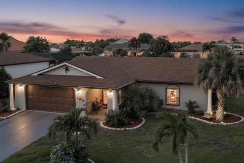 Casa en Port Charlotte, Florida 3 dormitorios, 170.94 m2 № 2275472