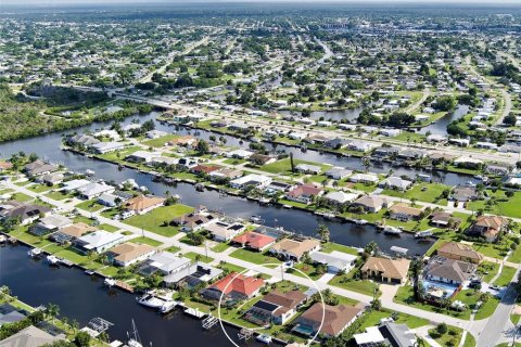 House in Port Charlotte, Florida 3 bedrooms, 170.94 sq.m. № 2275472 - photo 30