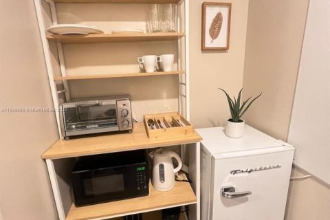 Condo in Hallandale Beach, Florida, 2 bedrooms  № 1763388 - photo 23