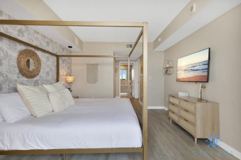 Condo in Hallandale Beach, Florida, 2 bedrooms  № 1763388 - photo 13