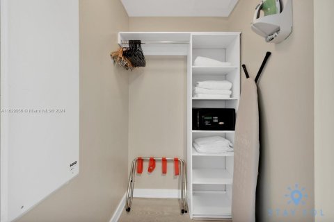 Condo in Hallandale Beach, Florida, 2 bedrooms  № 1763388 - photo 15