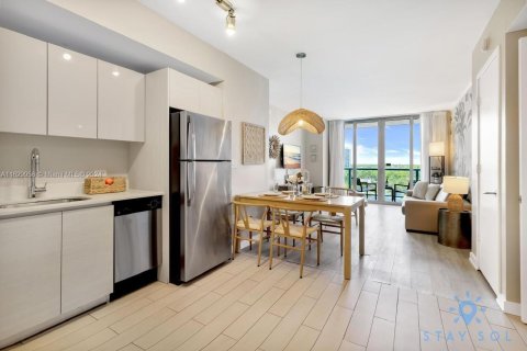 Condo in Hallandale Beach, Florida, 2 bedrooms  № 1763388 - photo 1