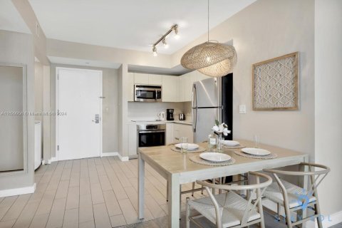 Condo in Hallandale Beach, Florida, 2 bedrooms  № 1763388 - photo 24