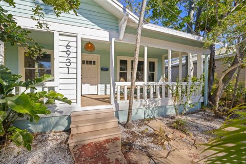 House in Saint Petersburg, Florida 3 bedrooms, 162.11 sq.m. № 1734612 - photo 1