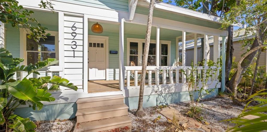 House in Saint Petersburg, Florida 3 bedrooms, 162.11 sq.m. № 1734612