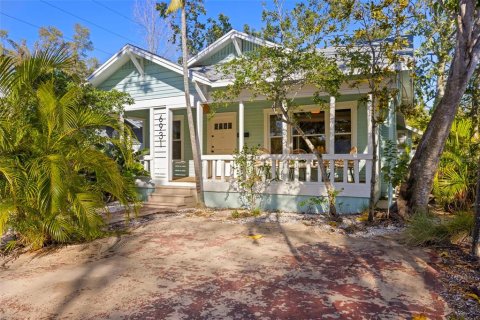 House in Saint Petersburg, Florida 3 bedrooms, 162.11 sq.m. № 1734612 - photo 2