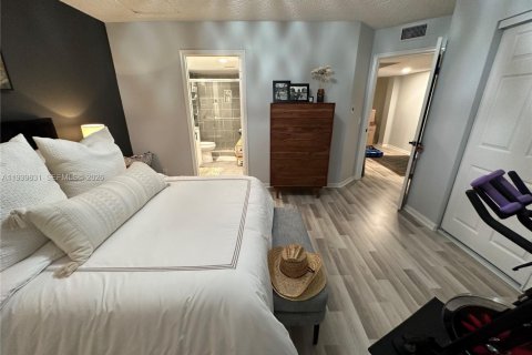 Apartment in Pembroke Pines, Florida 1 bedroom, 97.08 sq.m. № 2000695 - photo 16