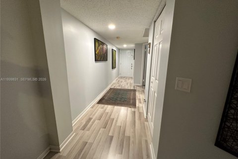 Apartment in Pembroke Pines, Florida 1 bedroom, 97.08 sq.m. № 2000695 - photo 11