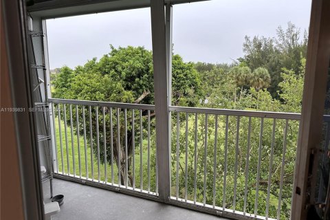 Apartment in Pembroke Pines, Florida 1 bedroom, 97.08 sq.m. № 2000695 - photo 2