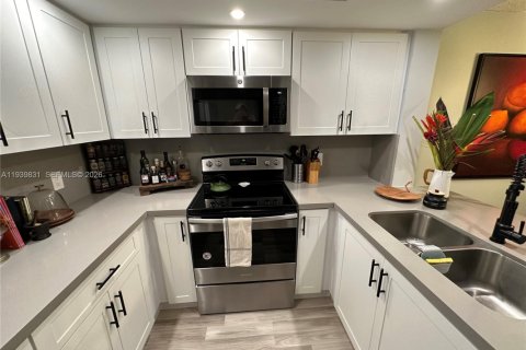 Apartment in Pembroke Pines, Florida 1 bedroom, 97.08 sq.m. № 2000695 - photo 6