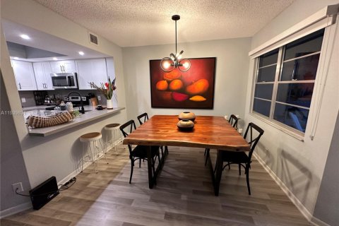 Apartment in Pembroke Pines, Florida 1 bedroom, 97.08 sq.m. № 2000695 - photo 8