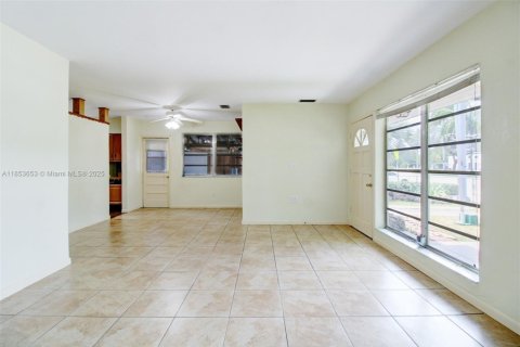 House in Cutler Bay, Florida 4 bedrooms, 132.76 sq.m. № 1871696 - photo 12