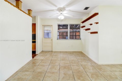 House in Cutler Bay, Florida 4 bedrooms, 132.76 sq.m. № 1871696 - photo 4