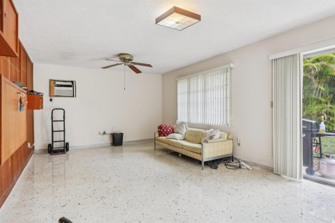 Casa en venta en Miami, Florida, 6 dormitorios, 322.93 m2 № 2250354 - foto 5