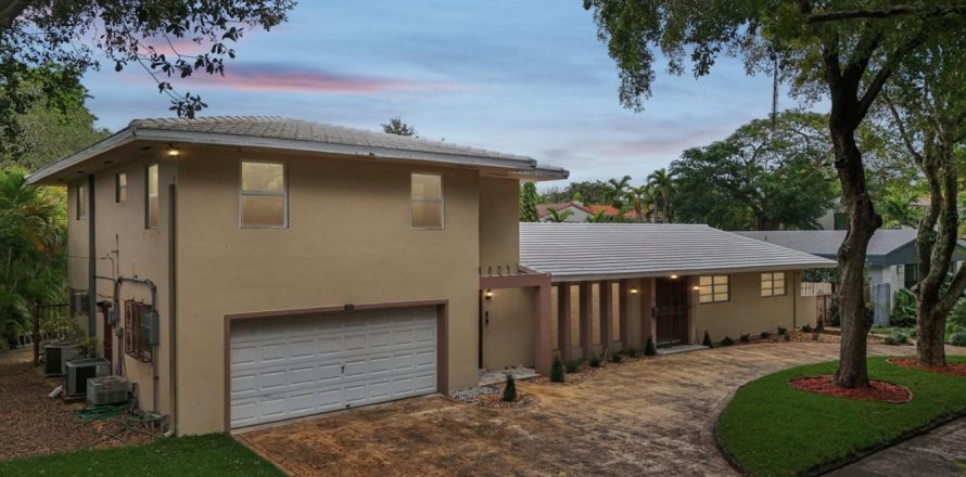 Casa en Miami, Florida 6 dormitorios, 322.93 m2 № 2250354
