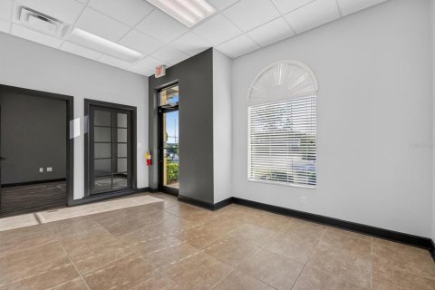 Immobilier commercial à louer à Haines City, Floride № 2398454 - photo 4