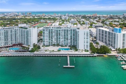 Condo in Miami Beach, Florida, 1 bedroom  № 2064630 - photo 2