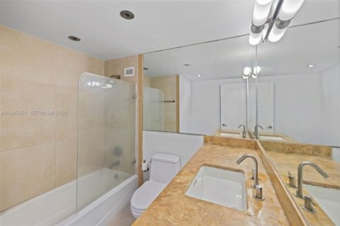 Condo in Miami Beach, Florida, 1 bedroom  № 2064630 - photo 12