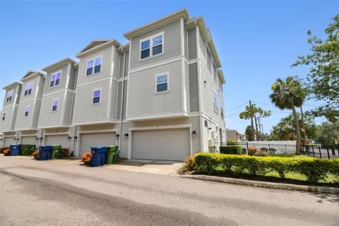 Townhouse in Tampa, Florida 3 bedrooms, 190.91 sq.m. № 1831267 - photo 21