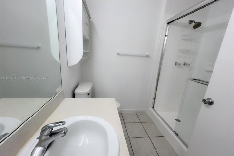 Condo in Pembroke Pines, Florida, 2 bedrooms  № 1783575 - photo 16