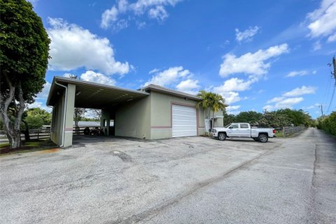 House in Southwest Ranches, Florida 5 bedrooms, 358.05 sq.m. № 1027192 - photo 1