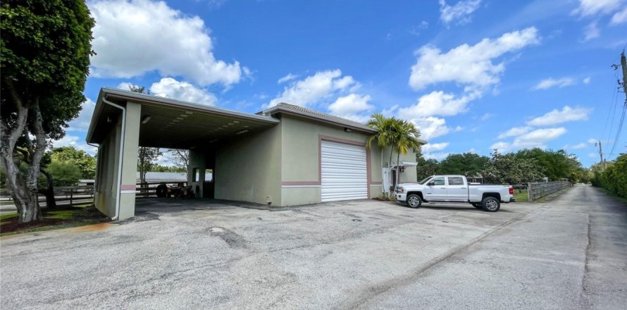 House in Southwest Ranches, Florida 5 bedrooms, 358.05 sq.m. № 1027192