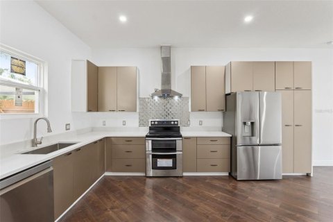 Casa en venta en Orlando, Florida, 5 dormitorios, 209.12 m2 № 2385590 - foto 2