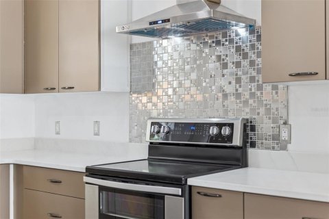 Casa en venta en Orlando, Florida, 5 dormitorios, 209.12 m2 № 2385590 - foto 3
