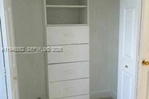 Condominio en alquiler en Miami, Florida, 2 dormitorios, 94.76 m2 № 2002859 - foto 10