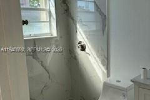 Condominio en alquiler en Miami, Florida, 2 dormitorios, 94.76 m2 № 2002859 - foto 7