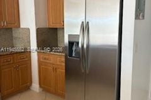 Condominio en alquiler en Miami, Florida, 2 dormitorios, 94.76 m2 № 2002859 - foto 4