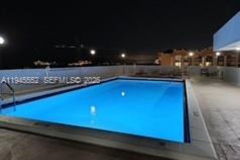 Condominio en alquiler en Miami, Florida, 2 dormitorios, 94.76 m2 № 2002859 - foto 3