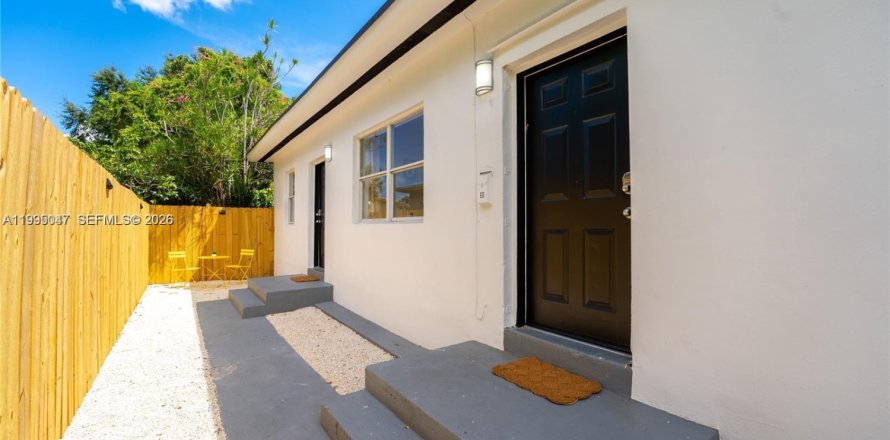 House in Miami, Florida 2 bedrooms, 93.65 sq.m. № 2062507