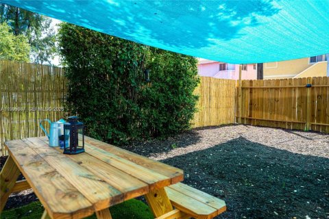 House in Miami, Florida 2 bedrooms, 93.65 sq.m. № 2062507 - photo 6