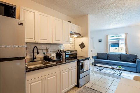 House in Miami, Florida 2 bedrooms, 93.65 sq.m. № 2062507 - photo 15