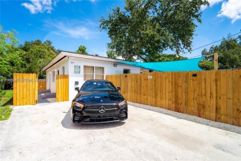 House in Miami, Florida 2 bedrooms, 93.65 sq.m. № 2062507 - photo 12