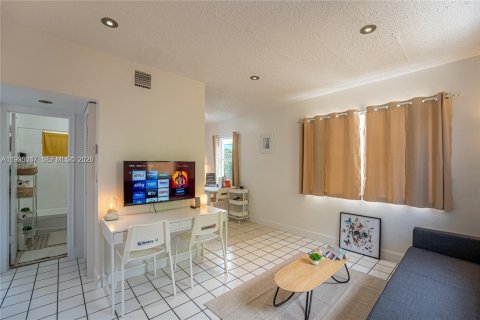 House in Miami, Florida 2 bedrooms, 93.65 sq.m. № 2062507 - photo 2