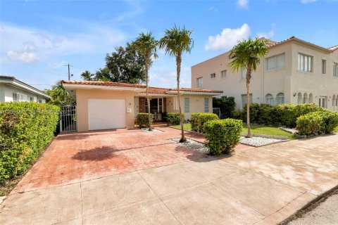 Villa ou maison à vendre à Coral Gables, Floride: 3 chambres, 152.64 m2 № 2179925 - photo 2