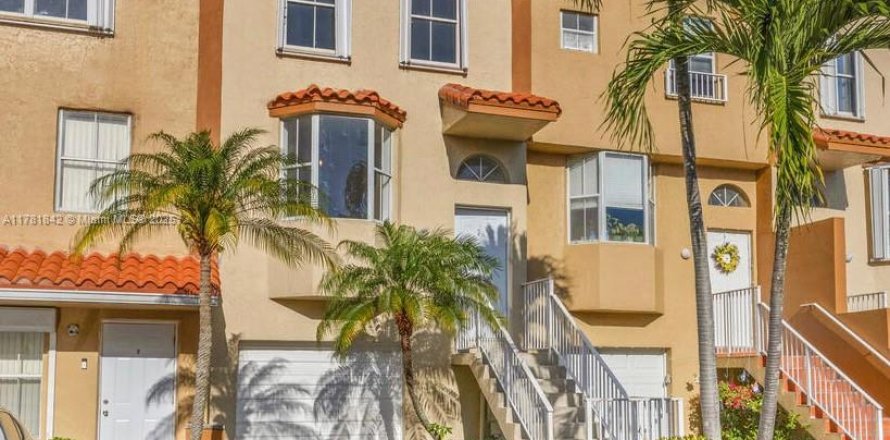 Townhouse in Miami, Florida 3 bedrooms, 144.93 sq.m. № 1697144