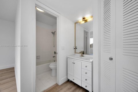 Townhouse in Miami, Florida 3 bedrooms, 144.93 sq.m. № 1697144 - photo 10